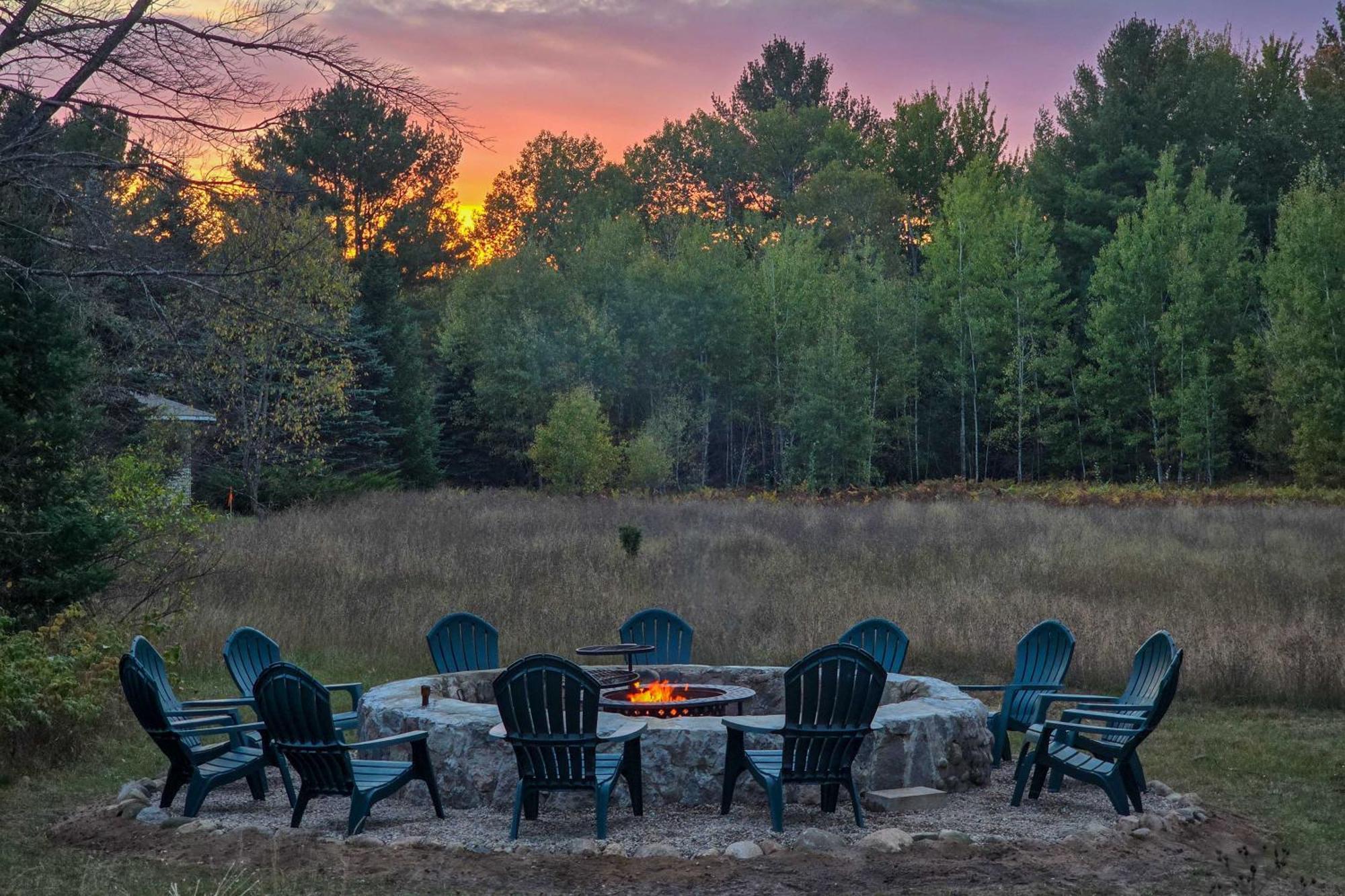 4 Seasons Bellaire Haven With Fire Pits And Game Room! Exterior photo